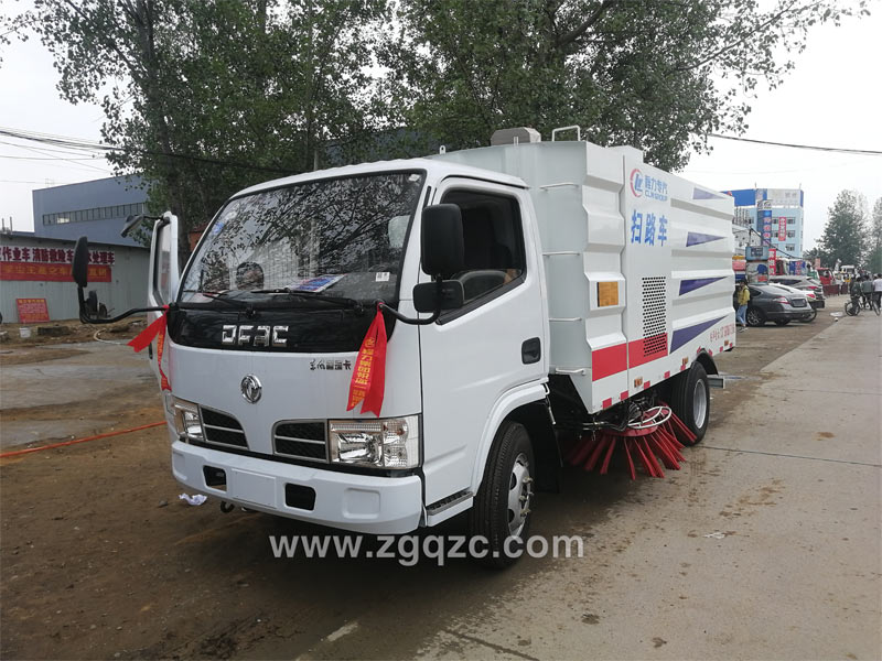 程力集團(tuán)東風(fēng)福瑞卡掃路車