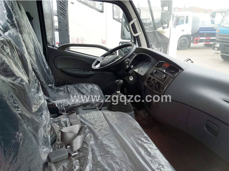 上圖為駕駛室內(nèi)景 上圖為駕駛室內(nèi)景