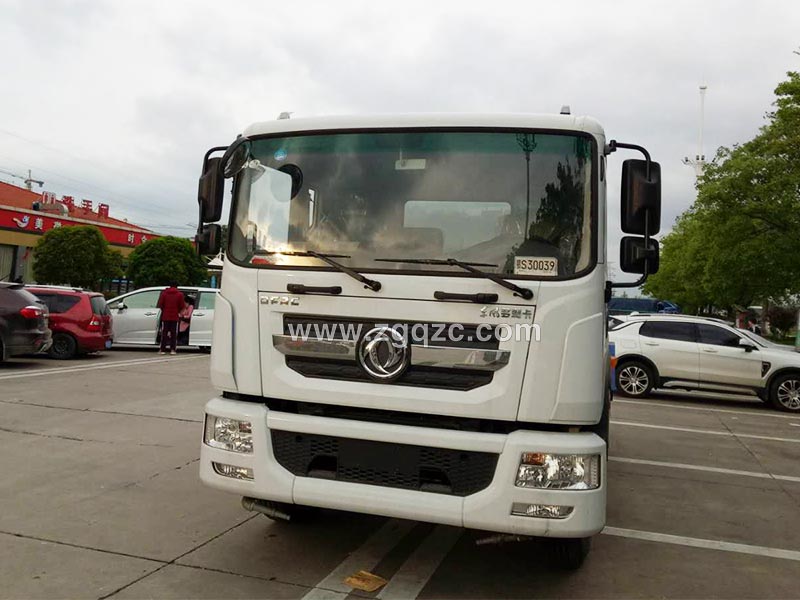 上圖為東風D9多功能綠化噴灑車