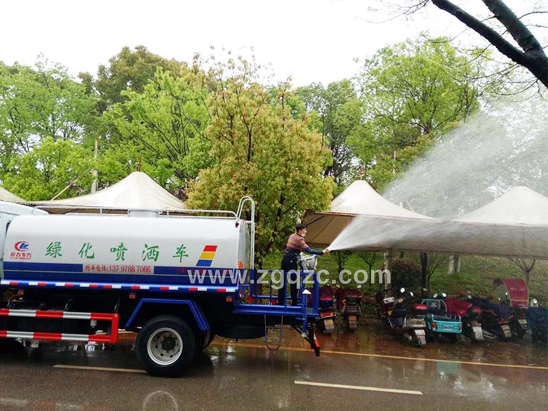 上圖為東風D9多功能綠化噴灑車