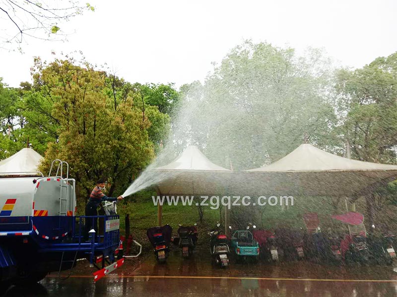 上圖為東風D9多功能綠化噴灑車