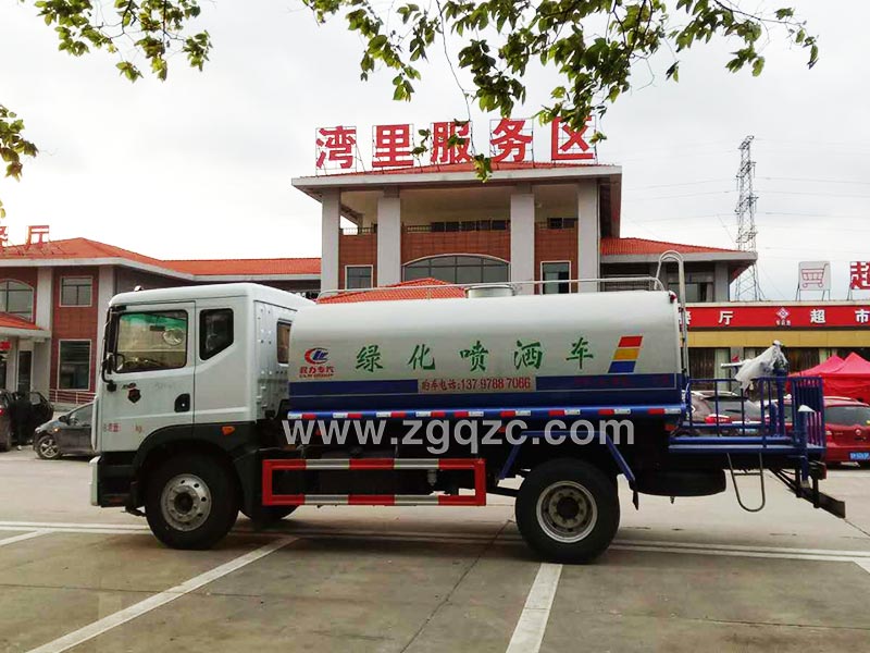 上圖為東風D9多功能綠化噴灑車