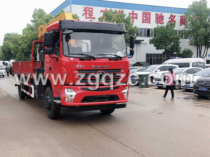 圖上東風(fēng)暢行隨車吊準(zhǔn)備出廠