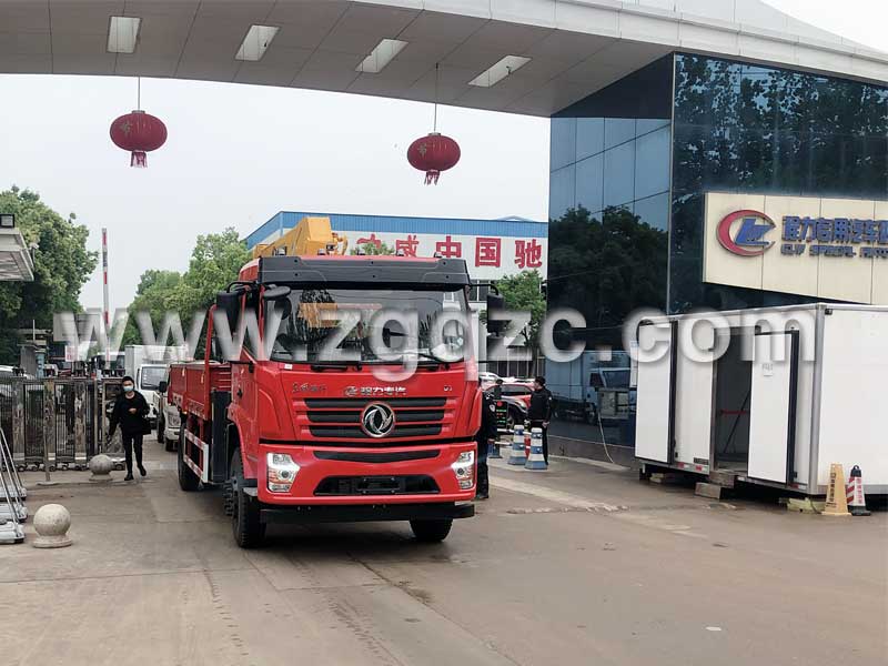 圖上東風(fēng)暢行隨車吊已經(jīng)出廠發(fā)往客戶所在地